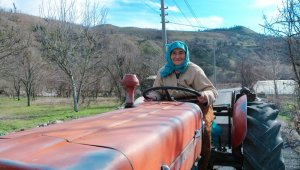 74 yaşındaki Ayşe teyzenin azmi gençlere taş çıkartıyor