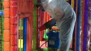 Alışveriş merkezindeki oyun alanları dezenfekte edildi