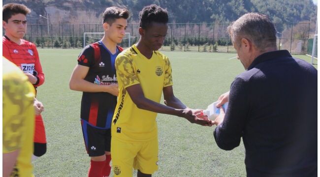 Futbolcular maça dezenfekte edilerek çıktı