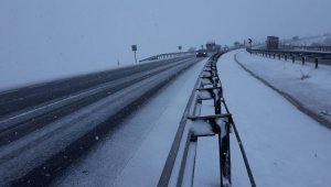 İstanbul'u Karadeniz'e bağlayan Kemikli rampalarında kar