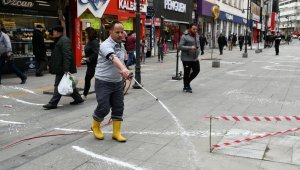 Karabük'te cadde ve sokaklar köpüklü dezenfekte ediliyor