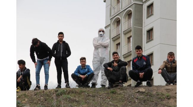Korona virüsten korunmak için maçı özel tulum giyerek izledi
