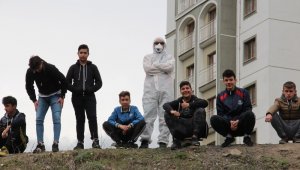Korona virüsten korunmak için maçı özel tulum giyerek izledi