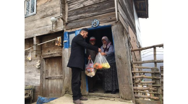 Köydeki yaşlıların ihtiyaçları muhtar ve imamlar tarafından karşılanıyor