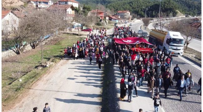 Köylüler kara yolunda yürüyerek Mehmetçik'e destek verdi