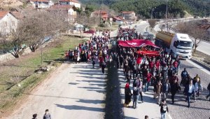 Köylüler kara yolunda yürüyerek Mehmetçik'e destek verdi