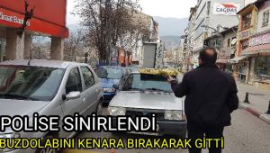 Otomobilinin üstüne bağladığı buzdolabını polisin uyarısına kızıp kaldırıma bırakıp gitti