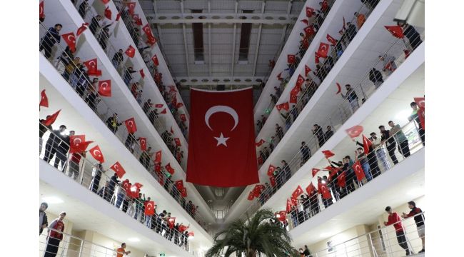 Şehitler için dua edip, Türk Bayrakları ile Mehmetçiğe destek oldular