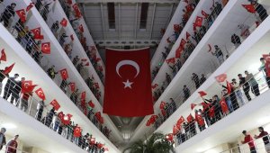 Şehitler için dua edip, Türk Bayrakları ile Mehmetçiğe destek oldular