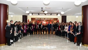 Validen kadın personele karanfil