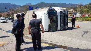 22 ton ip yüklü tır kavşakta refüje çarpıp devrildi