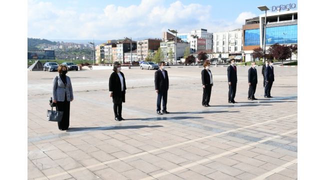 23 Nisan kutlamaları kapsamında çelenk sunumu yapıldı
