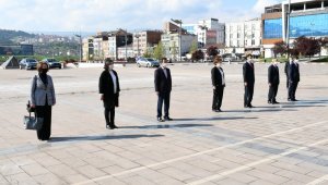 23 Nisan kutlamaları kapsamında çelenk sunumu yapıldı