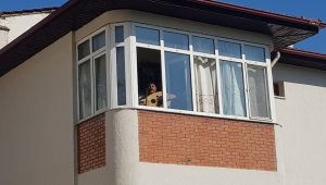 74'lük dededen mahalleliye balkonda Türk sanat müziği konseri