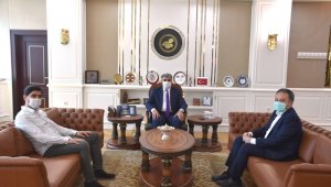 AK Parti teşkilatı 300 adet gıda kolisi bağışında bulundu