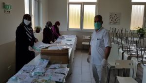Almanya'daki Karabüklü gurbetçiler sağlıkçılar için maske dikti