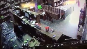 Dükkana giren köpek masadaki poşette bulunan poğaçaları böyle çaldı