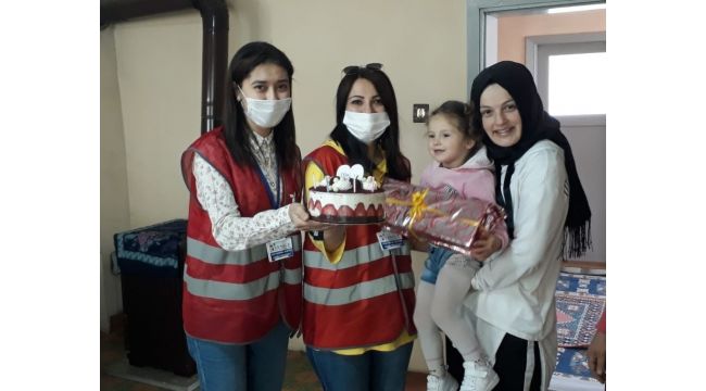 Evden çıkamayan 3 yaşındaki Zeynep'e doğum günü sürprizi