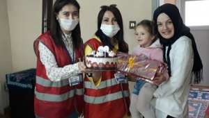 Evden çıkamayan 3 yaşındaki Zeynep'e doğum günü sürprizi