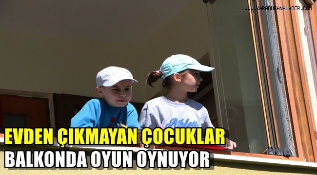 Evden çıkamayan çocuklar balkondan balkona oyun oynuyor