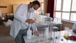 Gönüllü öğretmenler tarafından fabrika gibi dezenfektan üretimi yapıyor
