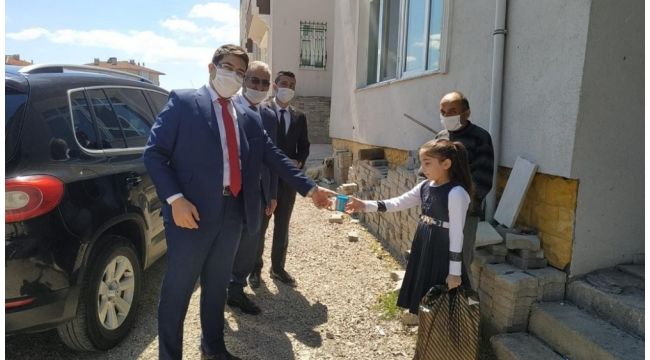 Harçlıklarını Milli Dayanışma Kampanyasına bağışladı