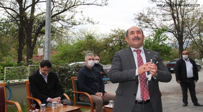 İl Müdürü huzurevinde kalan yaşlıları türkü söyleyerek eğlendirdi