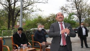 İl Müdürü huzurevinde kalan yaşlıları türkü söyleyerek eğlendirdi