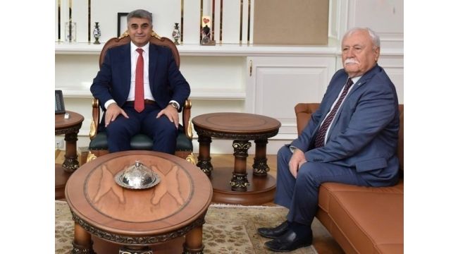 İş adamı Dizdar'dan bin koli gıda ve temizlik malzemesi