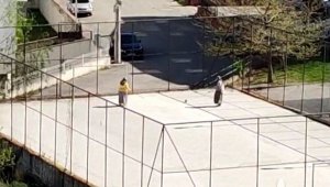 Kadınlardan futbol sahasında ilginç oyun