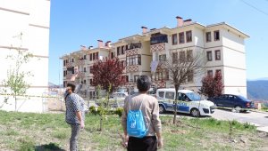 Karantinadaki evladı ve torunlarıyla uzaktan gözyaşlarıyla hasret giderdi
