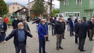 Kore gazisinin cenazesinde cemaat kollarını açarak 'sosyal mesafe' önlemi aldı
