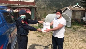 Safranbolu'da köy muhtarlıklarına maske dağıtıldı