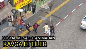 Sosyal mesafe tanımadan kavga ettiler