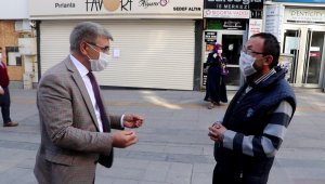 Vali Gürel caddede maske dağıtıp, maske 'Evde kal' uyarısı yaptı