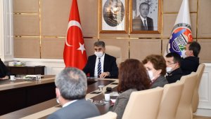 Vali Gürel toplantılarına 'sosyal mesafe' çerçevesinde devam ediyor