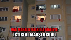 Vali mahalle halkı ile birlikte İstiklal Marşı okudu
