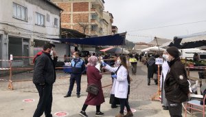 Vatandaşlar halk pazarına ateşleri ölçüldükten sonra alındı