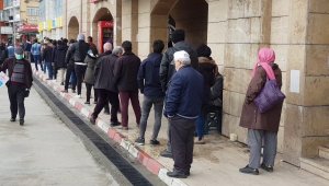 Vatandaşlar yoğunluk oluşturdu, bekçiler 'sosyal mesafe' uyarısı yaptı
