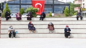 65 yaş üstü vatandaşlar sosyal mesafeye dikkat ederek sohbet etti