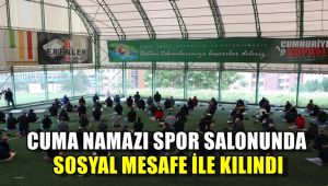 Cuma namazı spor salonunda sosyal mesafe ile kılındı