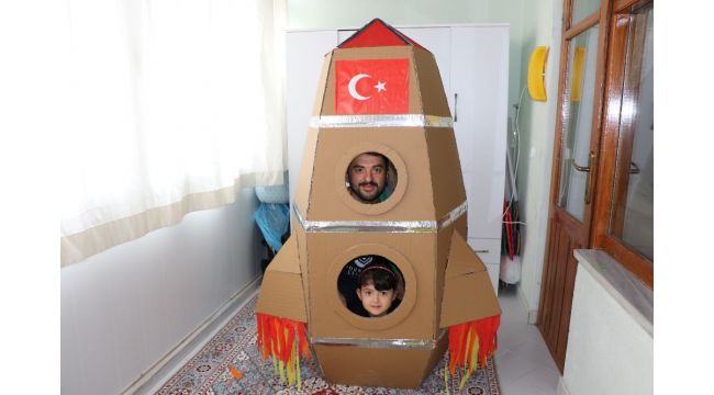 Kızı evde sıkılmasın diye balkonu uzay üssüne çevirdi
