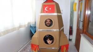 Kızı evde sıkılmasın diye balkonu uzay üssüne çevirdi