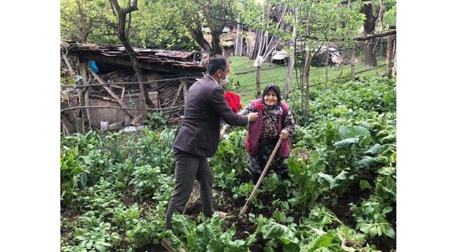 Köy muhtarı kapı kapı dolaşıp annelere karanfil dağıttı