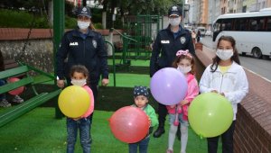 Polis ekipleri çocukları balon ile sevindirdi
