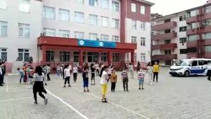Polisler çaldı çocuklar oynadı