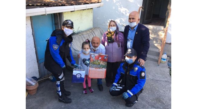 Polisler kapı kapı dolaşıp çocuklara kitap dağıttı