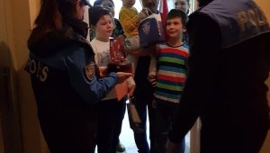 Salgınla mücadele eden ailenin çocuğuna polislerden doğum günü sürprizi