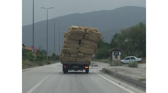 Saman yüklü kamyonet görenleri hayrete düşürdü