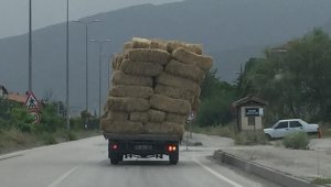 Saman yüklü kamyonet görenleri hayrete düşürdü